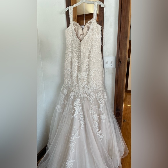 Maggie Sottero Ivory Lace Bridal Gown 14 - Picture 7 of 11